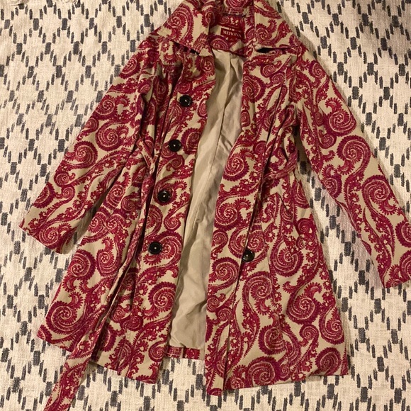 I don’t fit it in the arm area but I love it so much because of its colors - Picture 1 of 3